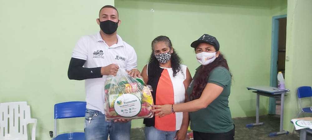 Secretaria de Agricultura, SENAR e Sindicato dos Produtores de Camacã distribuem 100 cestas básicas para agricultores